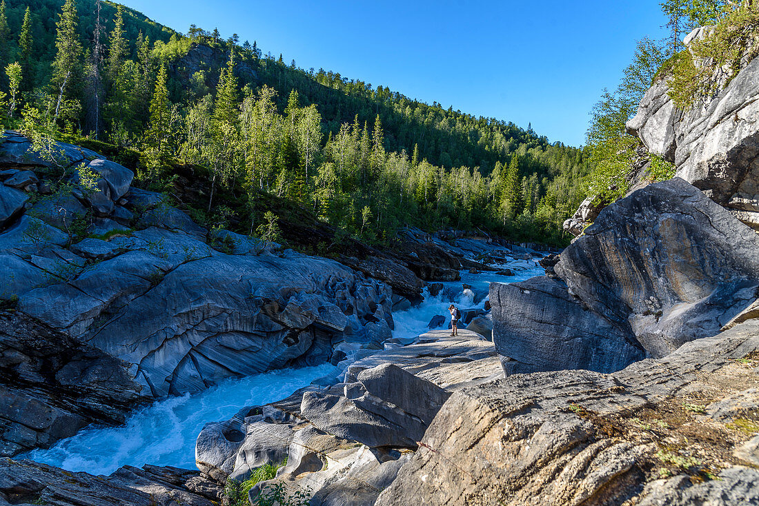 Marmorslottet, ausgewaschene Steine im Fluss in der Nähe von Rossvoll, Norwegen