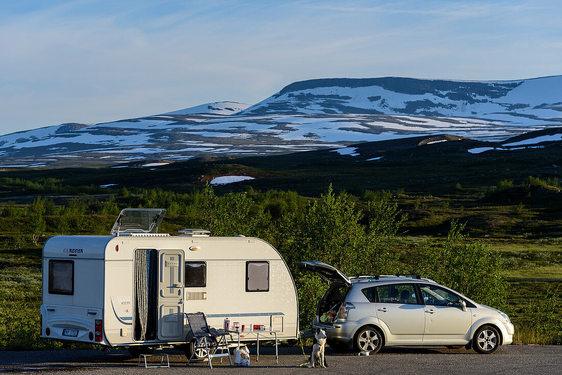 Wohnwagen auf Parkplatz im Saltfjell an der E6, Norwegen