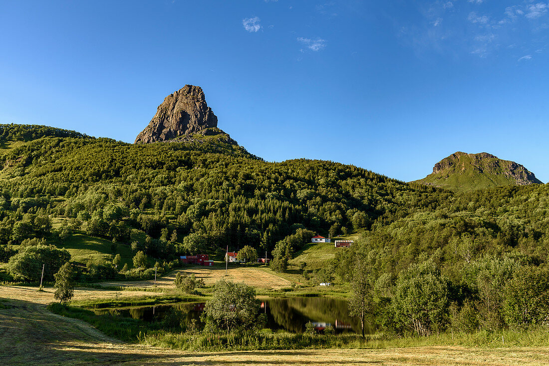 Landschaft mit dem Berg Hamarøyskaftet, Hamarøy, Norwegen