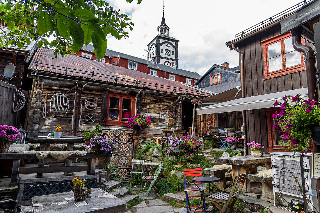 Hinterhofcafe in Bergbaustadt Røros: Bergstaden (Altstadt), Roros, Norwegen