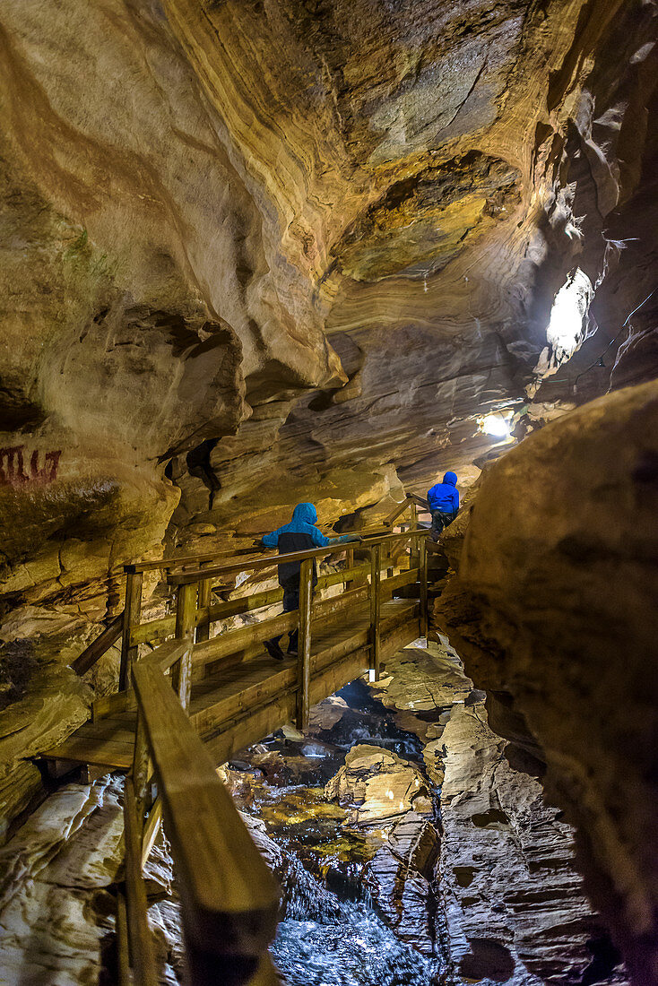 Führung in die Höhle Grønligrotte, südlich des Svartisen Gletscher, Norwegen