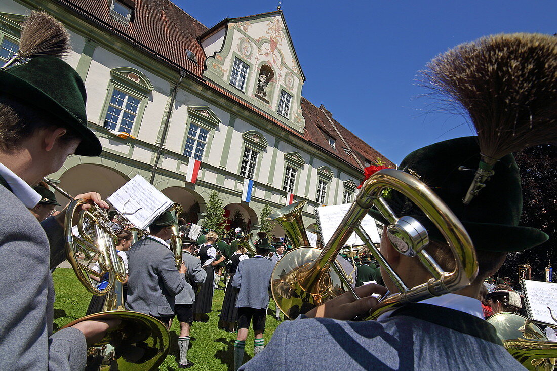 Blasmusik des Trachtenvereins bei der Fronleichnamsprozession im Kloster Benediktbeuern, Oberbayern, Bayern, Deutschland