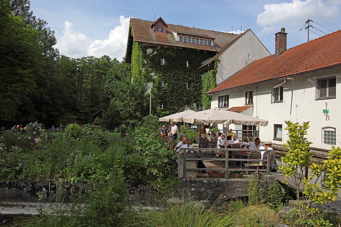 Gartencafe der Wolfsmühle, Forstinning, Oberbayern, Bayern, Deutschland