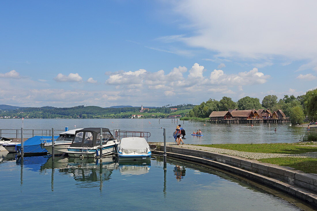 Blick vom Hafen über den Bodensee auf die Pfahlbausiedlung Unteruhldingen, Baden-Württemberg, Deutschland