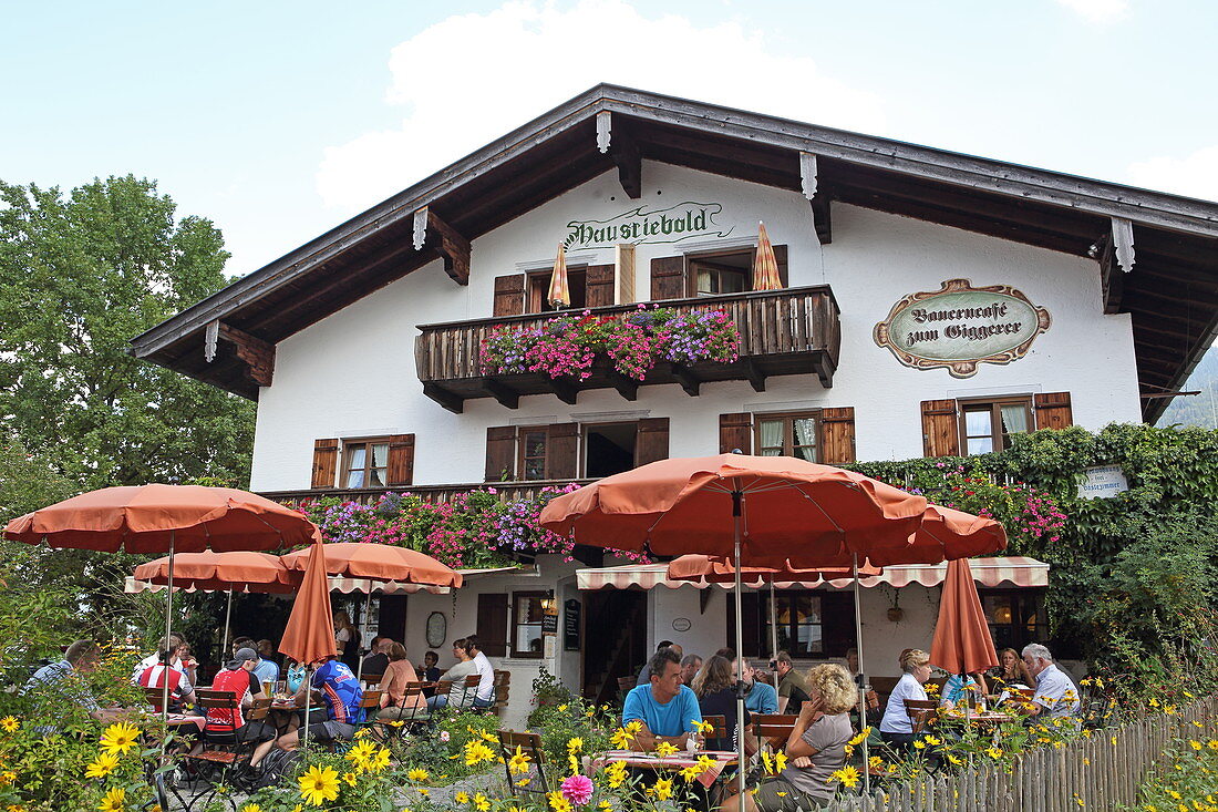 Terrasse im Bauerngarten des Café Giggerer, Kochel am See, Oberbayern, Bayern, Deutschland