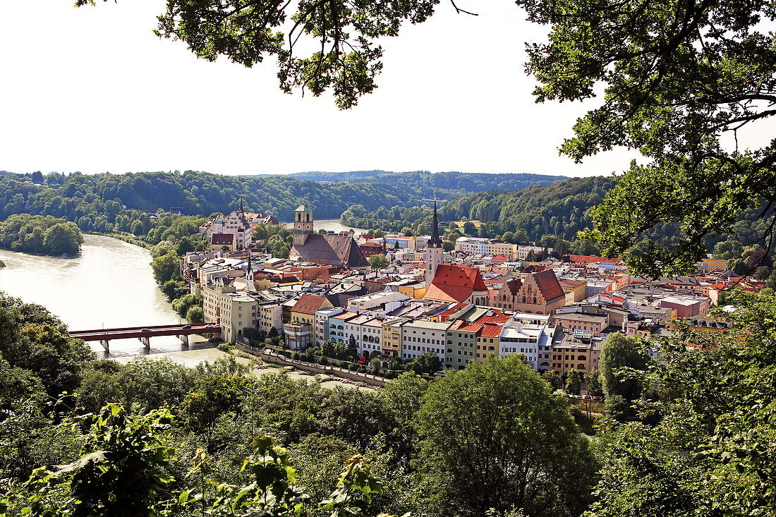 Blick über den Inn und Wasserburg, Innviertel, Oberbayern, Bayern, Deutschland