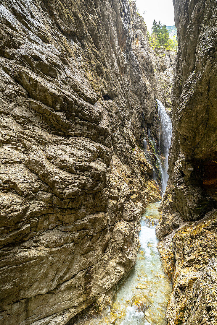 Blick durch die Felswände und den Hammersbach in der Höllentalklamm, Grainau, Oberbayern, Deutschland