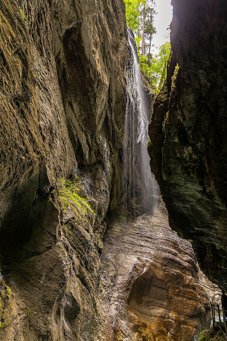 Wasserfall zwischen Felswänden der Partnachklamm, Garmisch-Partenkirchen, Oberbayern, Deutschland