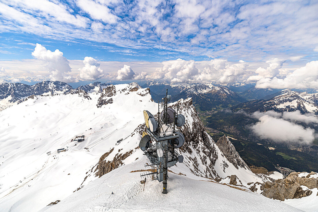 Blick von Zugspitze Gipfel auf umgebende schneebedeckte Berglandschaft, Grainau, Oberbayern, Deutschland