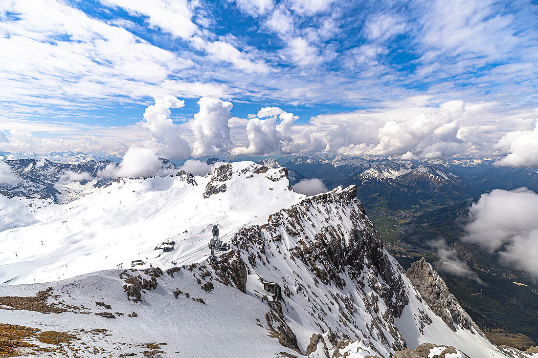 Blick von Zugspitze Gipfel auf Gletscher und Berglandschaft im Schnee, Grainau, Oberbayern, Deutschland