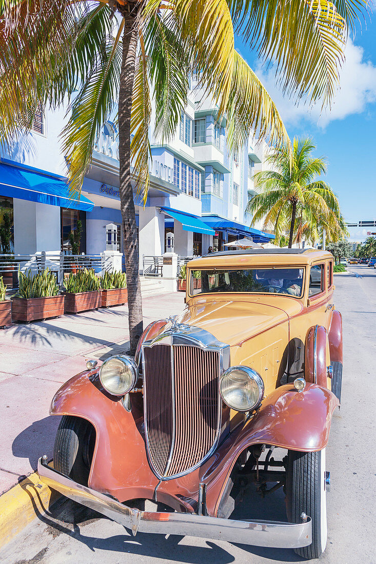 Klassischer amerikanischer Oldtimer, geparkt am Ocean Drive, South Beach, Miami, Florida, USA