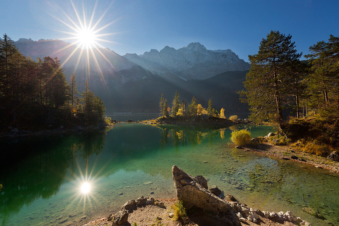 Autumn at the Eibsee, view to the Zugspitze, Werdenfelser Land, Bavaria, Germany