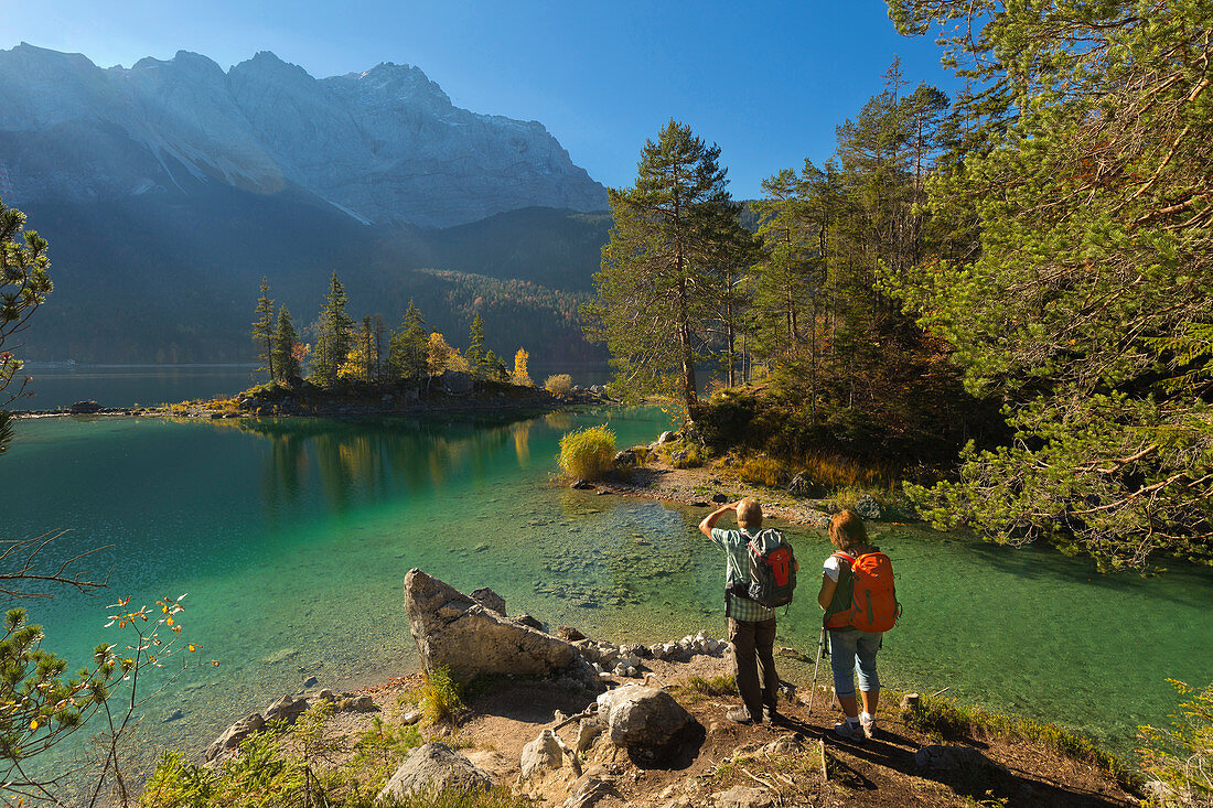 Hikers at the Eibsee, view to the Zugspitze, Werdenfelser Land, Bavaria, Germany
