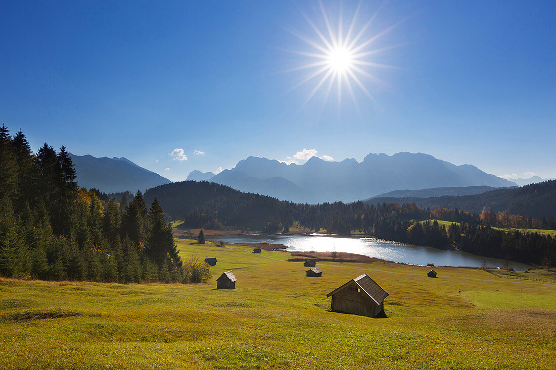 Hütten am Geroldsee, Blick zum Karwendel, Werdenfelser Land, Bayern, Deutschland