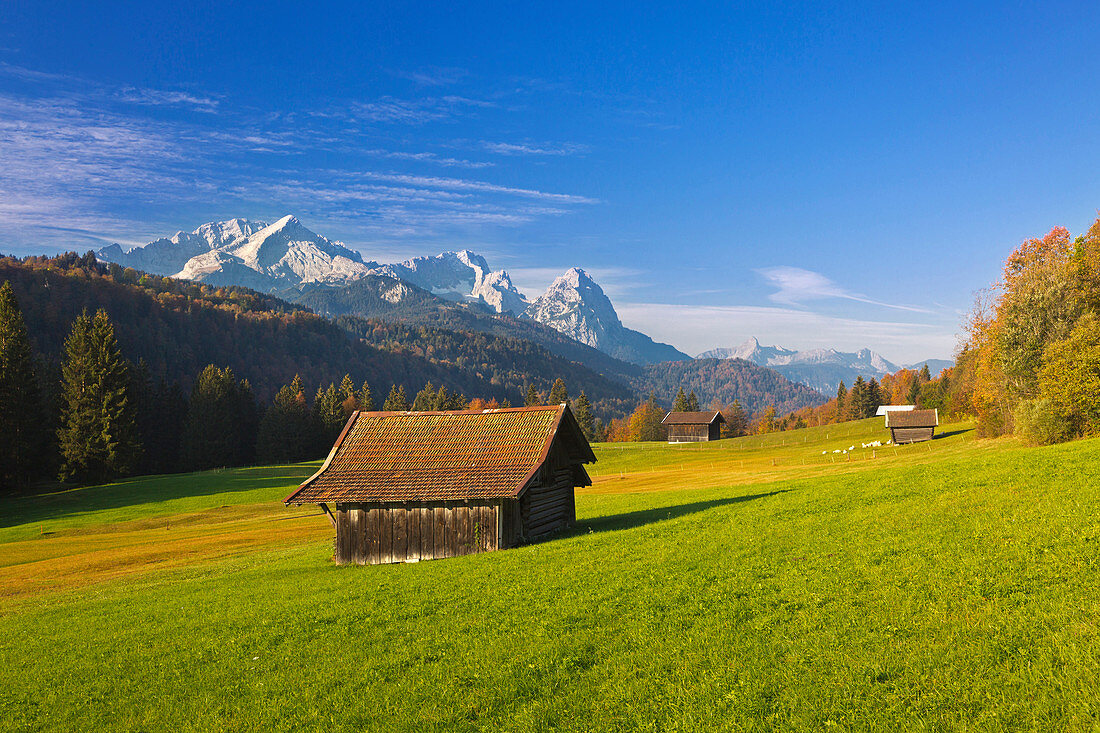 Blick auf das Zugspitzmassiv mit Alpspitze, Zugspitze und Waxenstein, Werdenfelser Land, Bayern, Deutschland