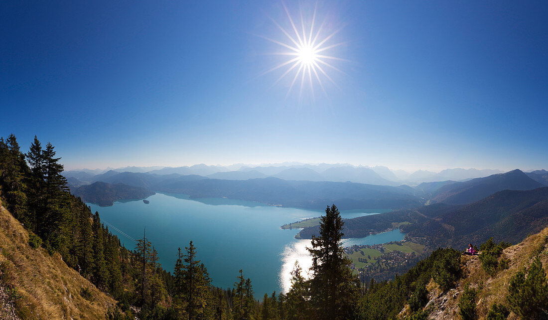 Frau macht Rast vom Wandern, Blick vom Herzogstand über den Walchensee auf die Bergkette der Alpen, Bayern, Deutschland