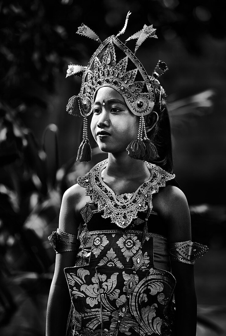 Porträt einer jungen balinesischen Tänzerin in Tracht, Ubud, Bali Indonesien
