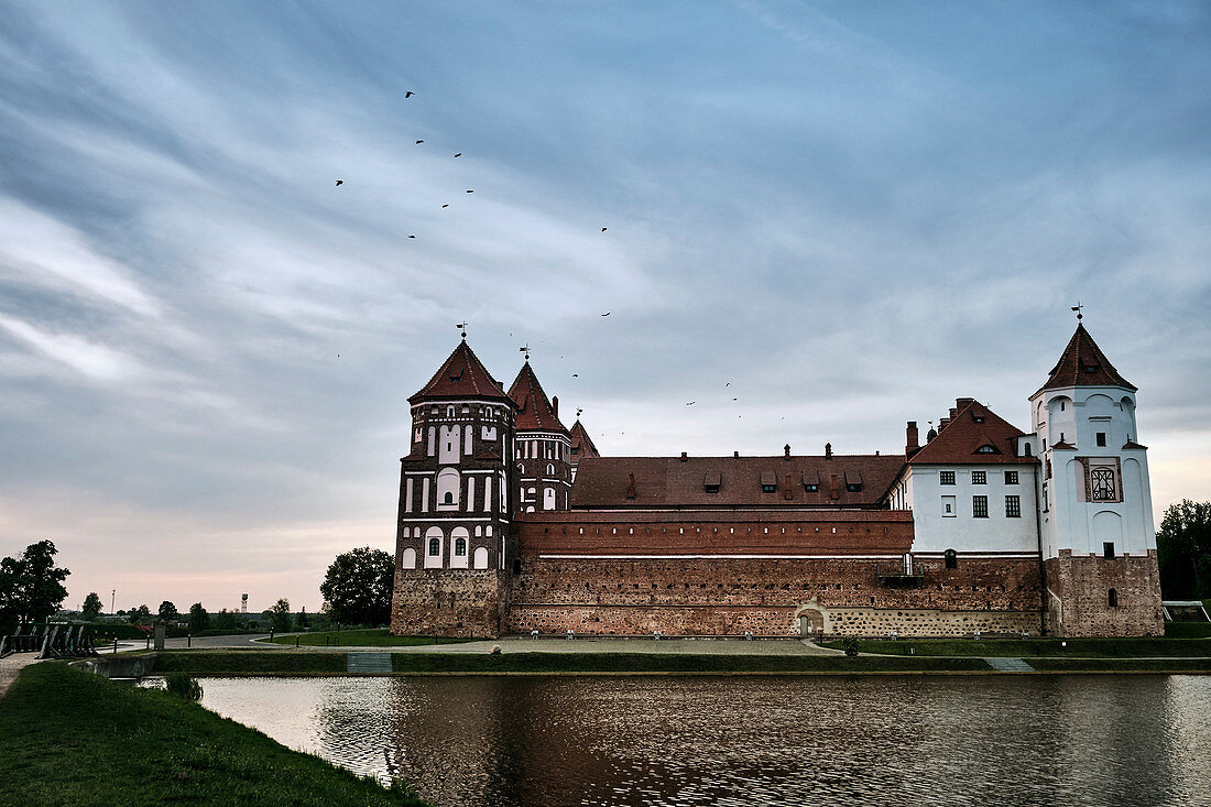 Schloss Mir in der Abenddämmerung, Region Grodno, Weißrussland