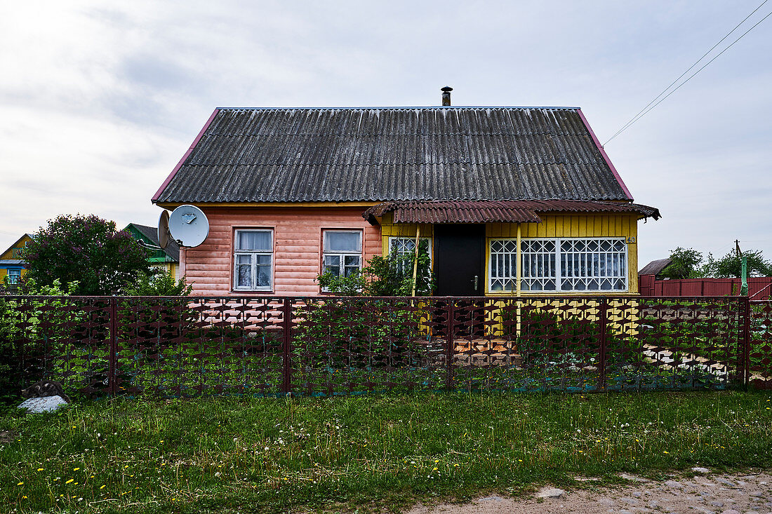 Ein verwittertes altes traditionelles Holzhaus in einem Dorf in der Region Grodno, Weißrussland