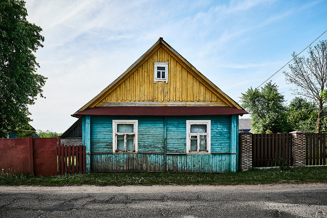 Ein traditionelles altes verwittertes Holzhaus in der Region Grodno, Weißrussland