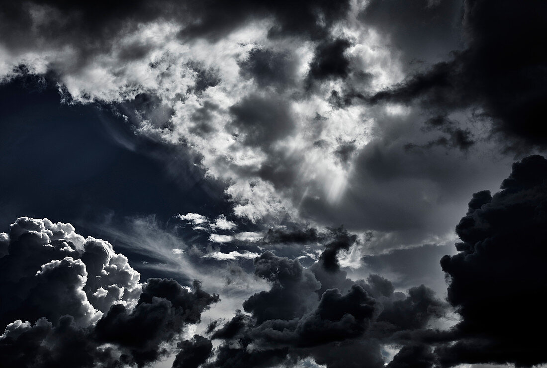 Dramatisch wogende Wolken während der Regenzeit in Zentral-Kalimantan, Borneo, Indonesien