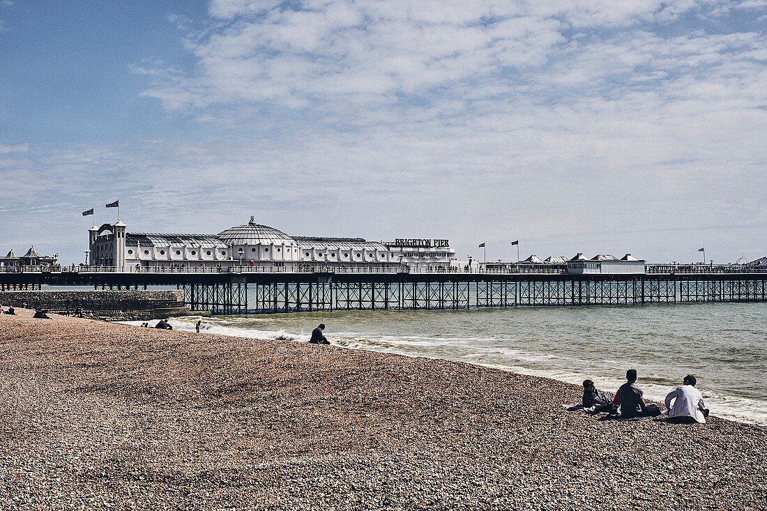 Brighton Beach und ein Blick auf den Brighton Pier an einem Frühlingstag, Brighton, East Sussex, UK