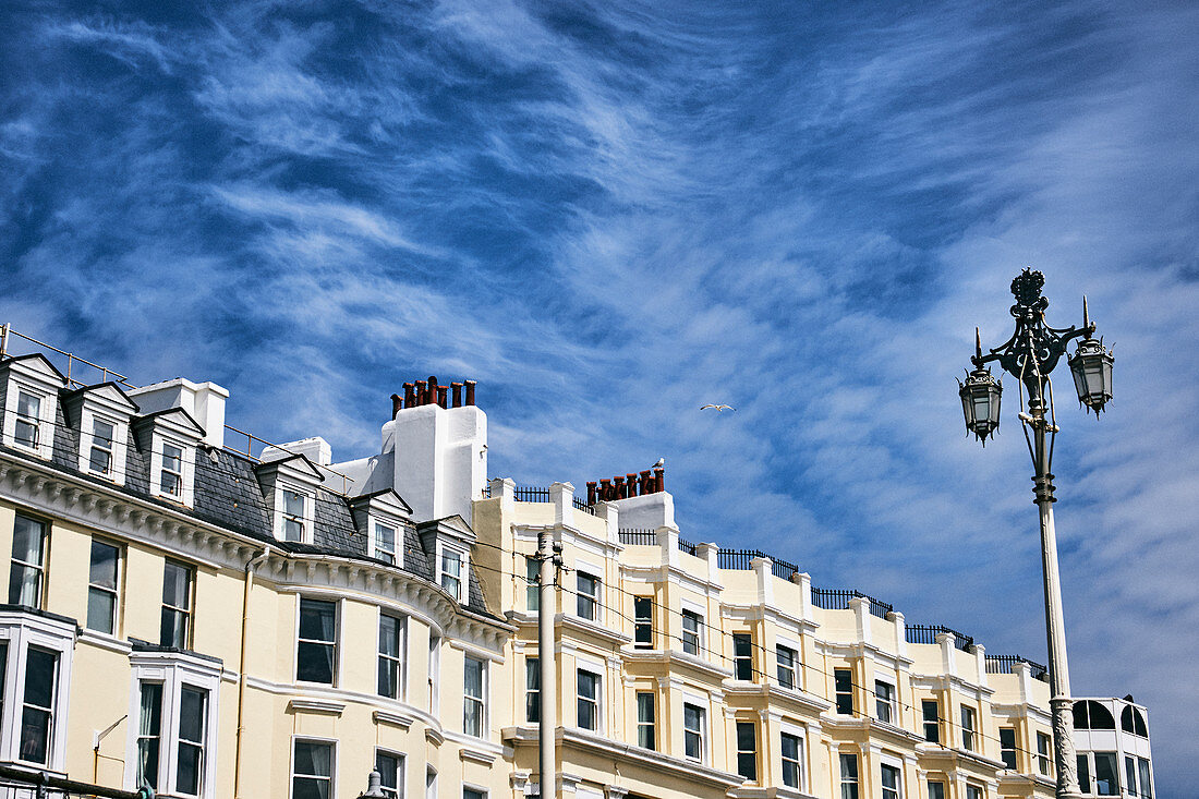 Architektonisches Detail von Gebäuden vor blauem Himmel an der Kings Road, Brighton Beach, Brighton, East Sussex, UK