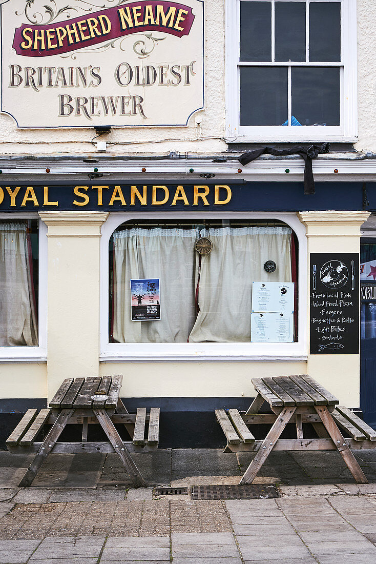 Verwitterte Tische vor einem traditionellen englischen Pub in Old Town, Hastings, East Sussex UK