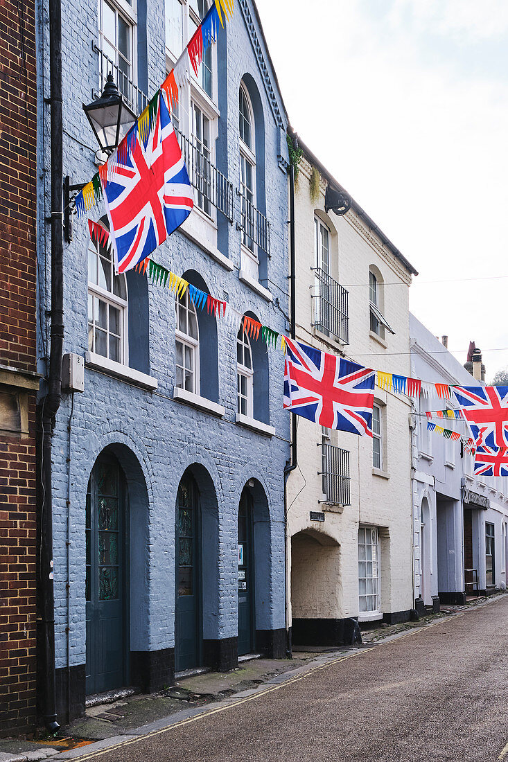 Straßenansicht von Gebäuden in der Courthouse Street,mit Wimpeln geschmückt anlässlich des Jack-in-the-Green-Festivals in der Altstadt von Hastings, East Sussex, Großbritannien, UK