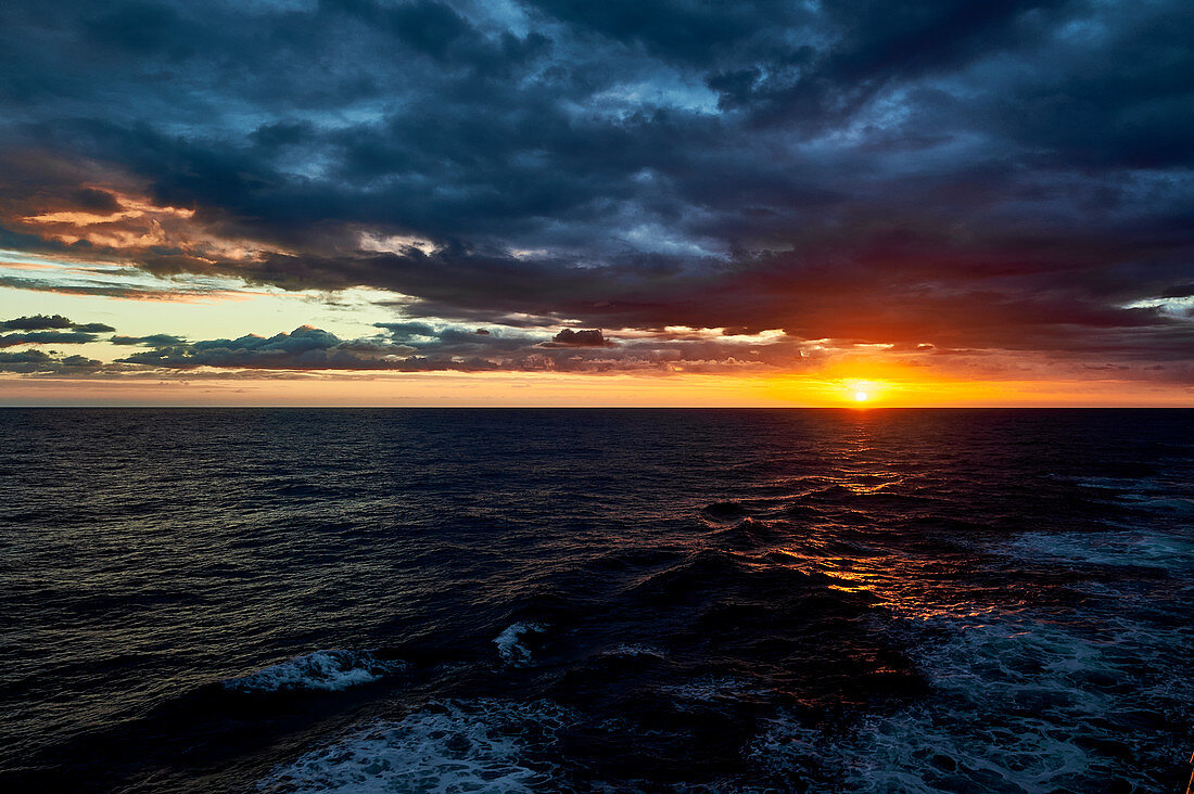 Dramatischer Wolkenhimmel und Sonnenuntergang im Mittelmeer, Europa