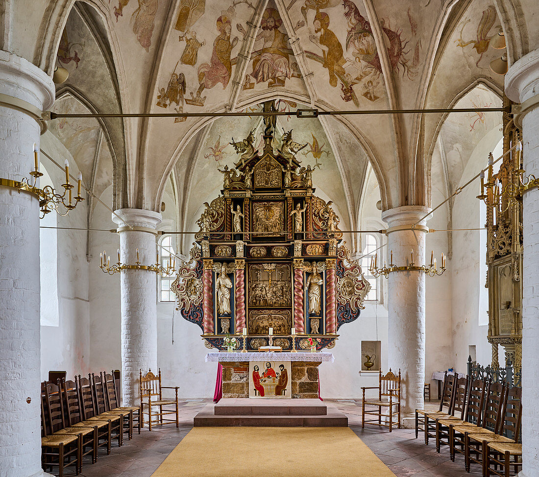Altarraum in der St. Urbanus Kirche in Dorum, Niedersachsen, Deutschland