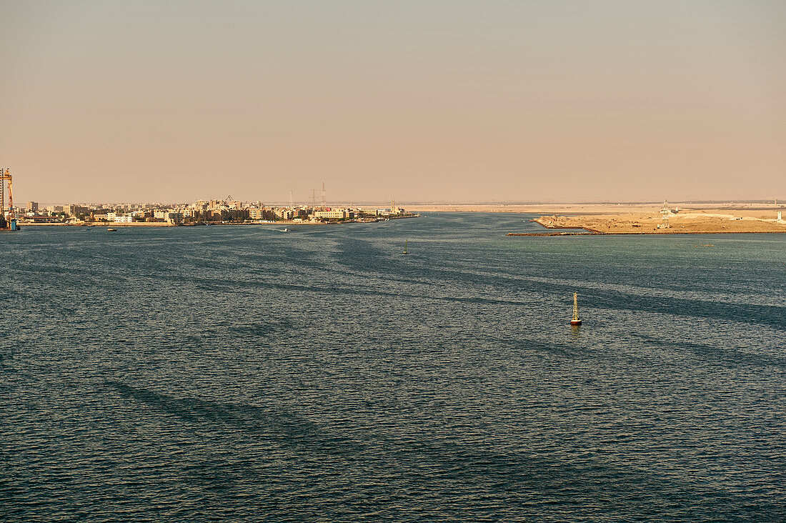 Vor Suez im Suezkanal, Ägypten, Nordafrika, Afrika