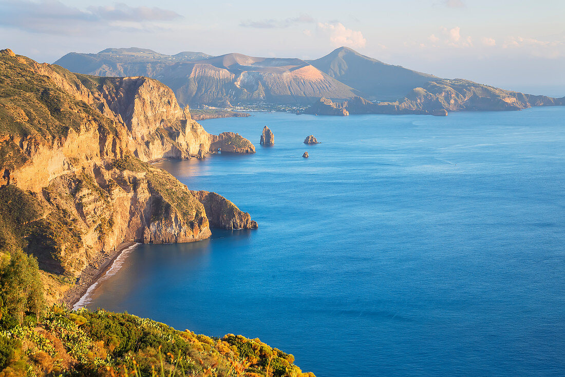 Blick auf die Insel Lipari und Vulcano von Belvedere Quattrocchi, Insel Lipari, Äolische Inseln, Sizilien, Italien