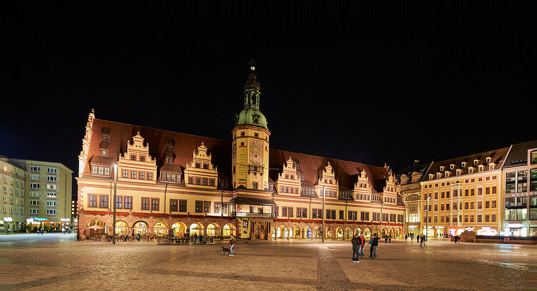 Abends auf dem Marktplatz mit dem alten Rathaus und den historischen Arkaden, Leipzig, Sachsen, Deutschland