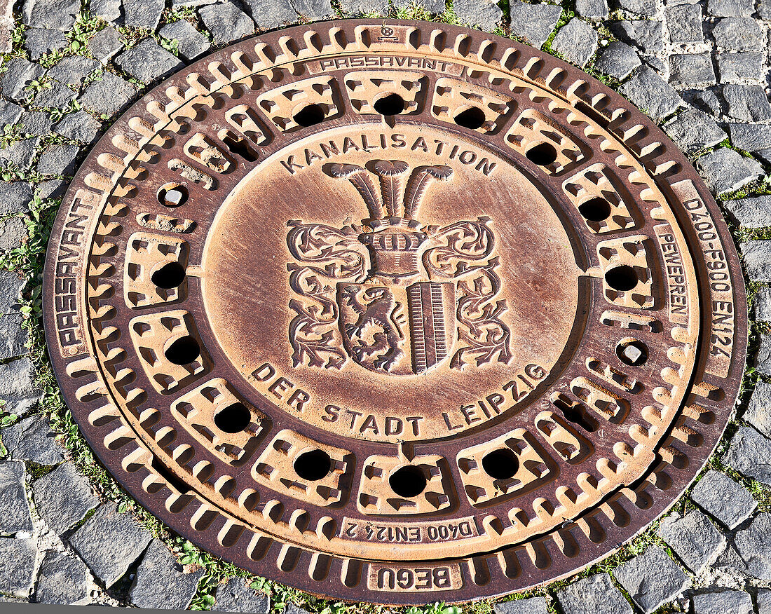 Deckel der Kanalisation der Stadt Leipzig, Sachsen, Deutschland