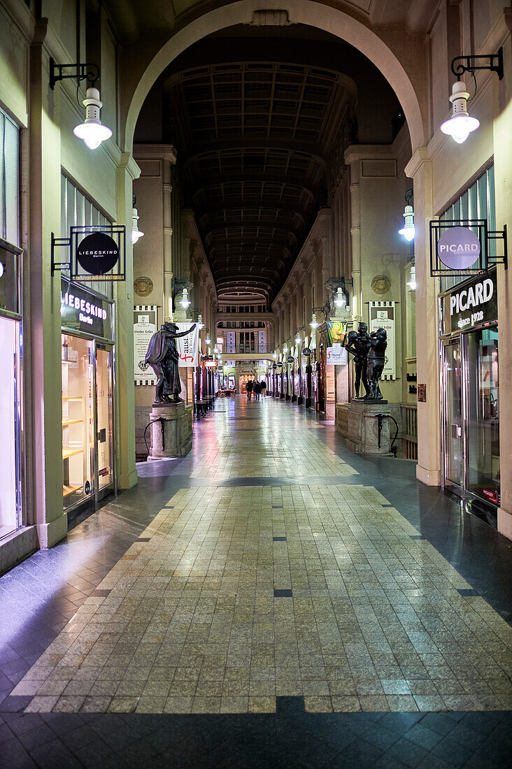 Blick in die abendliche Mädler-Passage mit Auerbachs Keller, Leipzig, Sachsen, Deutschland