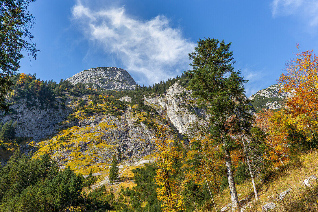 On the way to the Kleiner Ahornboden with a view of the Stuhlkopf, Hinterriß, Karwendel, Tyrol, Austria, Europe