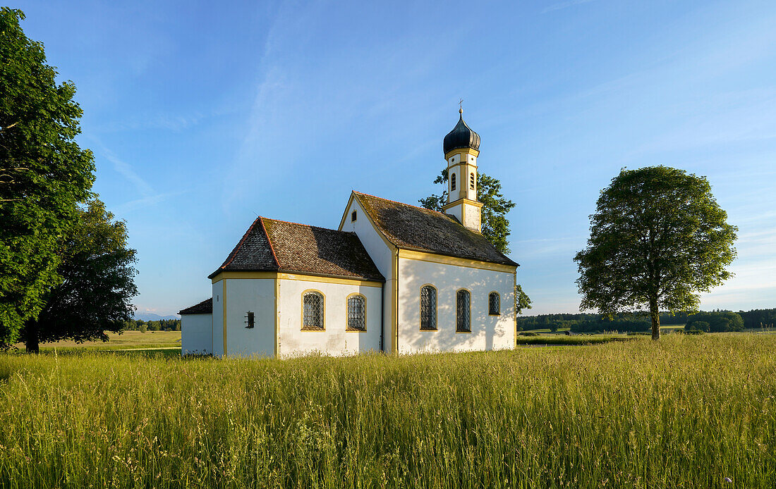 Die Kirche St. Johannes der Täufer nahe der Erdfunkstelle bei Raisting, Weilheim, Bayern, Deutschland, Europa