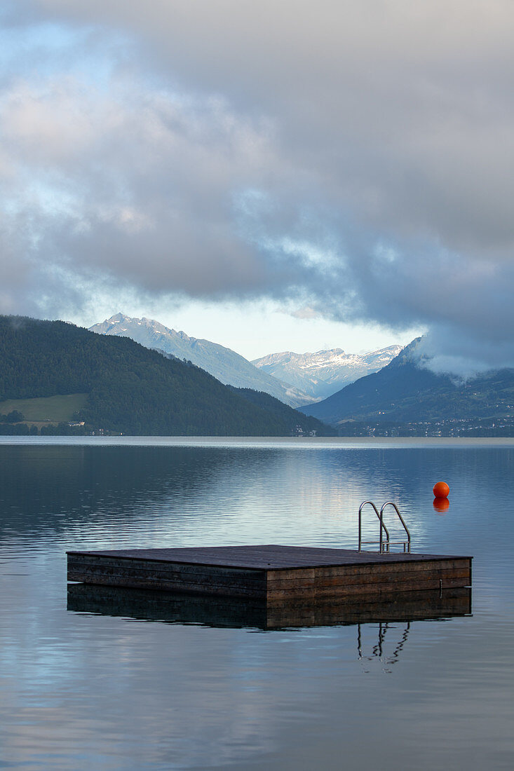 Blick über den Millstätter See vom Badestrand am Ostufer auf alpine Gebirgs- und Kulturlandschaft, Döbriach, Kärnten; Östereich, Europa.