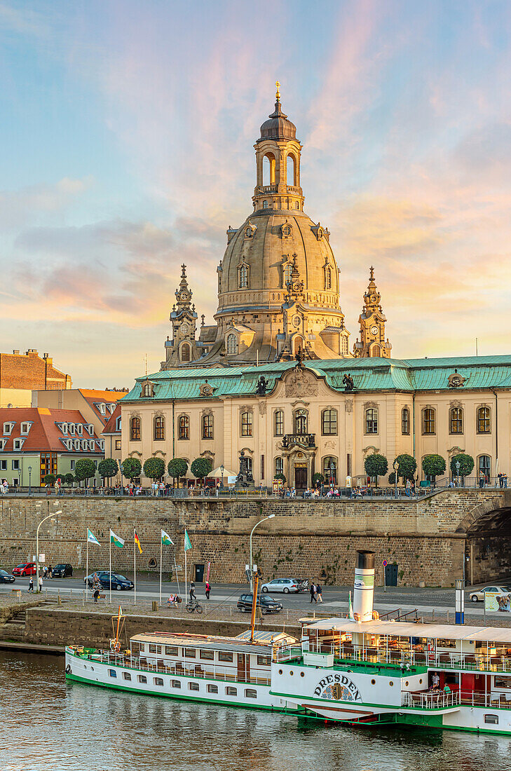 Dampfschiff am Terrassenufer von Dresden, mit der Frauenkirche im Hintergrund, Sachsen, Deutschland