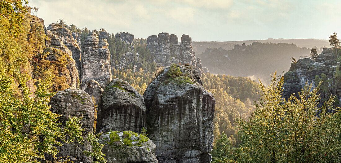 Herbstmorgen im Nationalpark Sächsische Schweiz bei Dresden, Sachsen, Deutschland