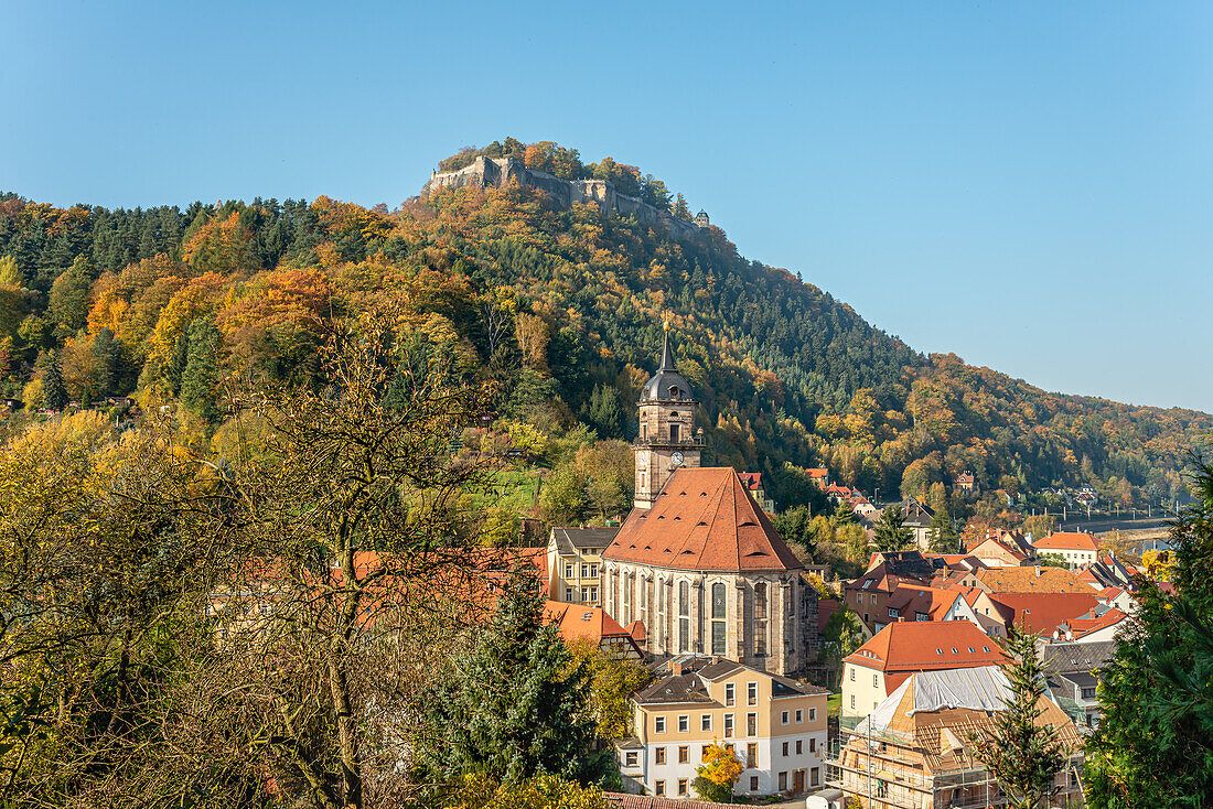 Aussicht über die Stadt Königstein im Elbsandsteingebirge, Sachsen, Deutschland