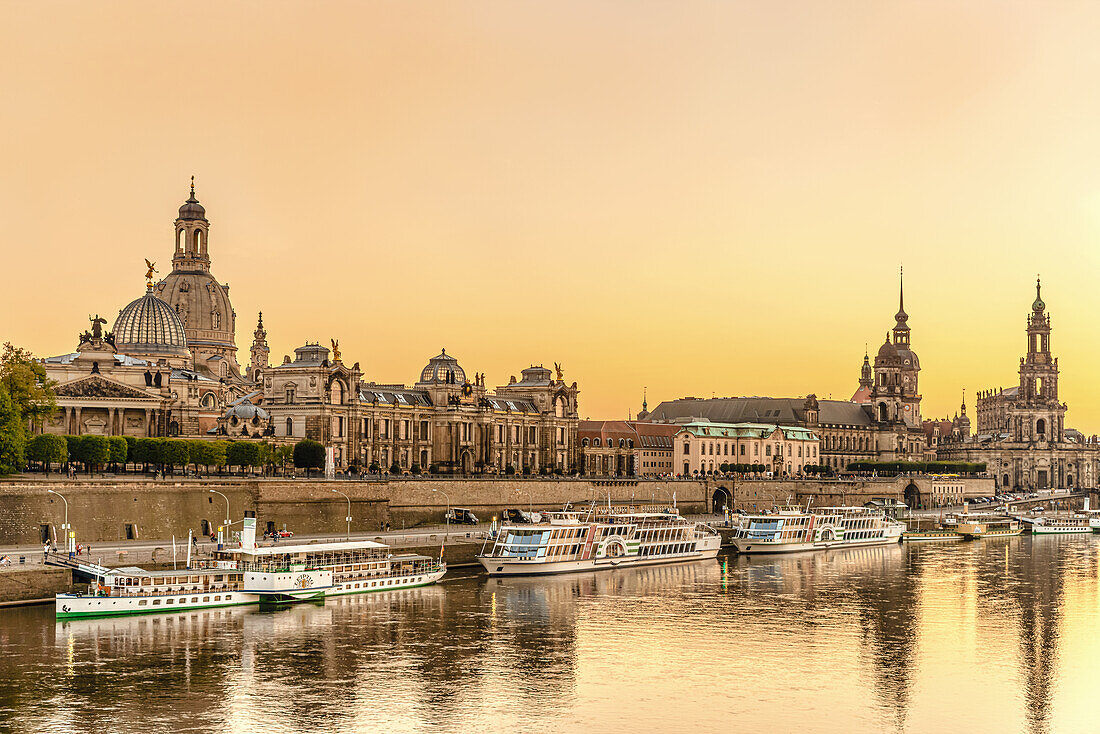 Abendstimmung an der historischen Skyline von Dresden, Sachsen, Deutschland