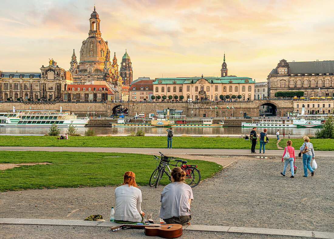 Junge Leute geniessen den Sonneuntergang vor Dresdener Skyline, Sachsen, Deutschland
