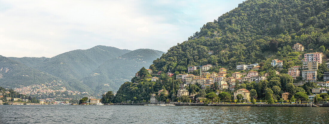 Aussicht über den Comer See von Como gesehen, Lombardei, Italien