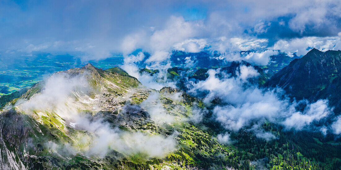 Panorama vom Nebelhorn, 2224m, zum Entschenkopf, 2043m und ins wolkenverhangene Retterschwanger Tal, Allgäuer Alpen, Allgäu, Bayern, Deutschland, Europa