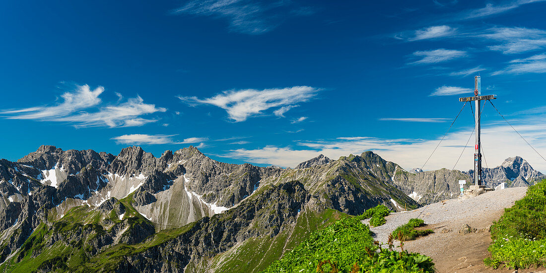 Gipfelkreuz auf dem Fellhorn, 2038m, dahinter Schüsser, 2259m, Hochgehrenspitze, 2251m und Walser Hammerspitze, 2170m, Allgäu, Bayern, Deutschland, Europa