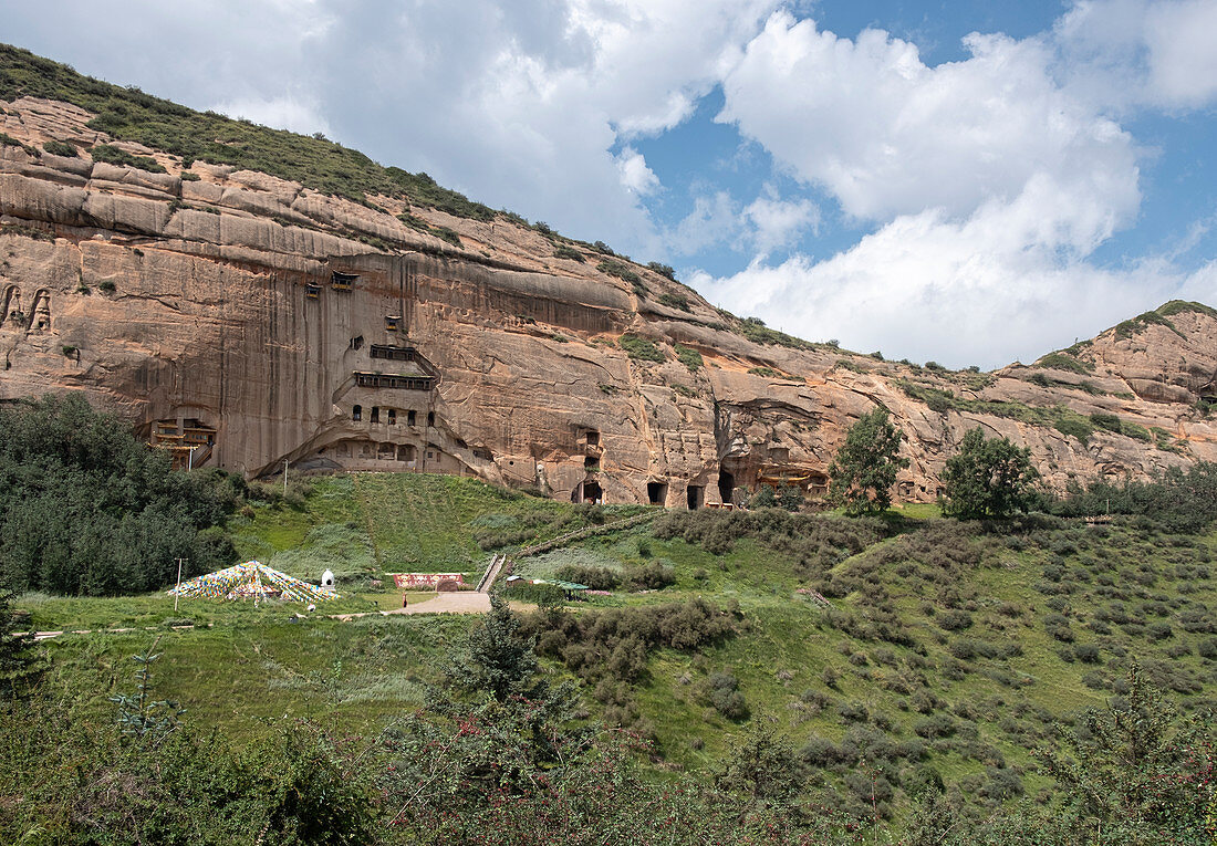 Mati Tempelgrotten in den Berg geschnitzt und bestehend aus engen Galerien, Gansu, China, Asien
