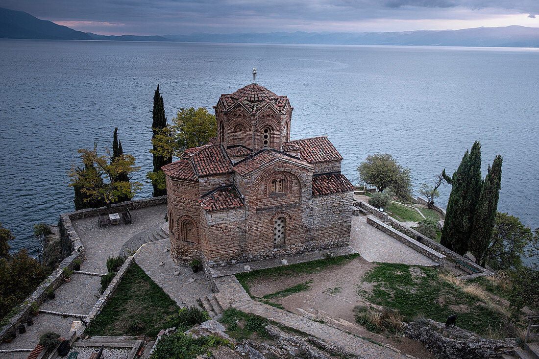 Blaue Stunde bei Saint John in Kaneo, einer orthodoxen Kirche auf der Klippe mit Blick auf den Ohridsee, UNESCO-Weltkulturerbe, Ohrid, Nordmakedonien, Europa