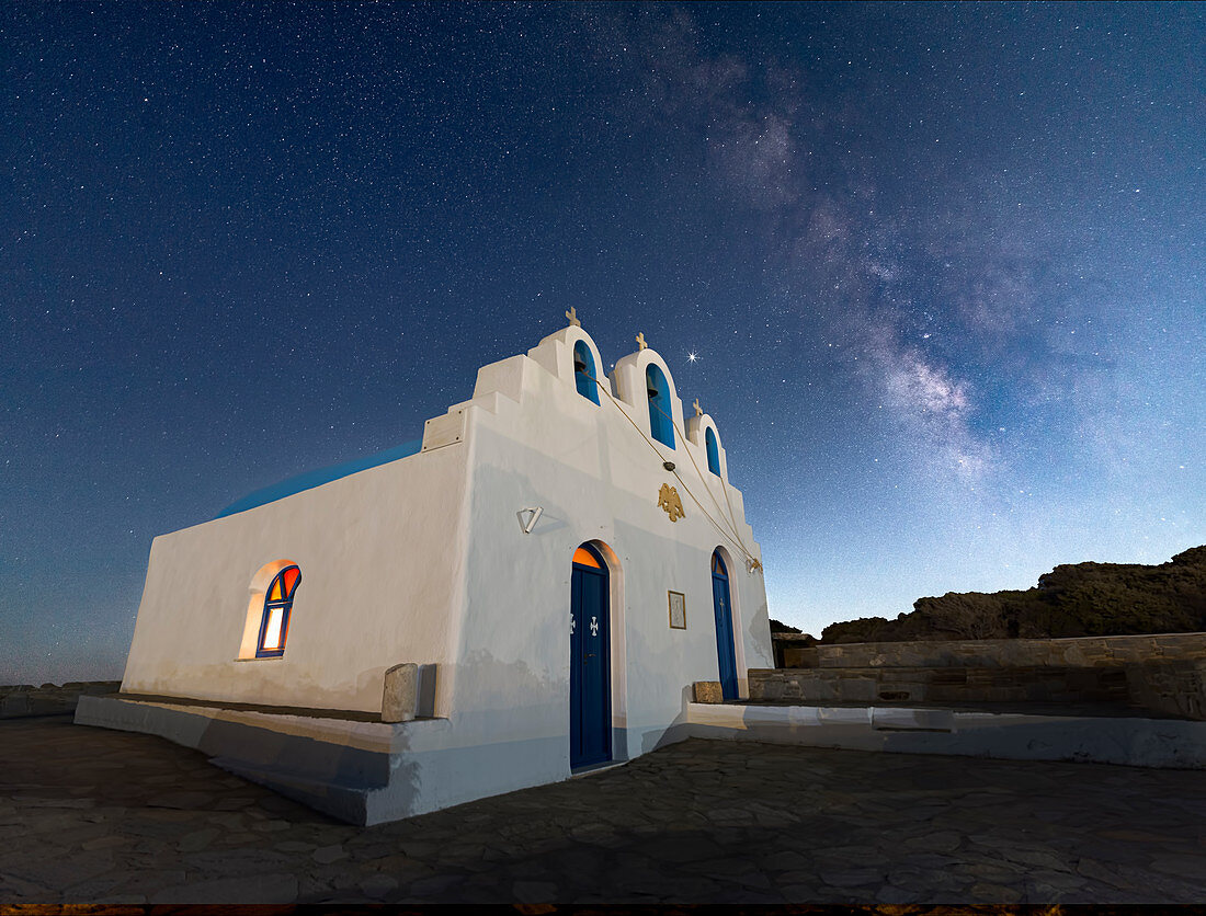 Milchstraße über Agios Georgios auf der Insel Paros, Kykladen, griechischen Inseln, Griechenland, Europa